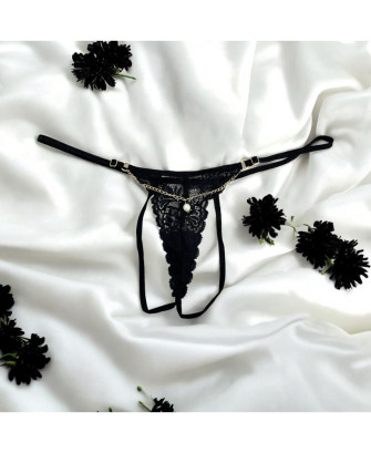 String noir en dentelle avec bijou et chaîne dorée 